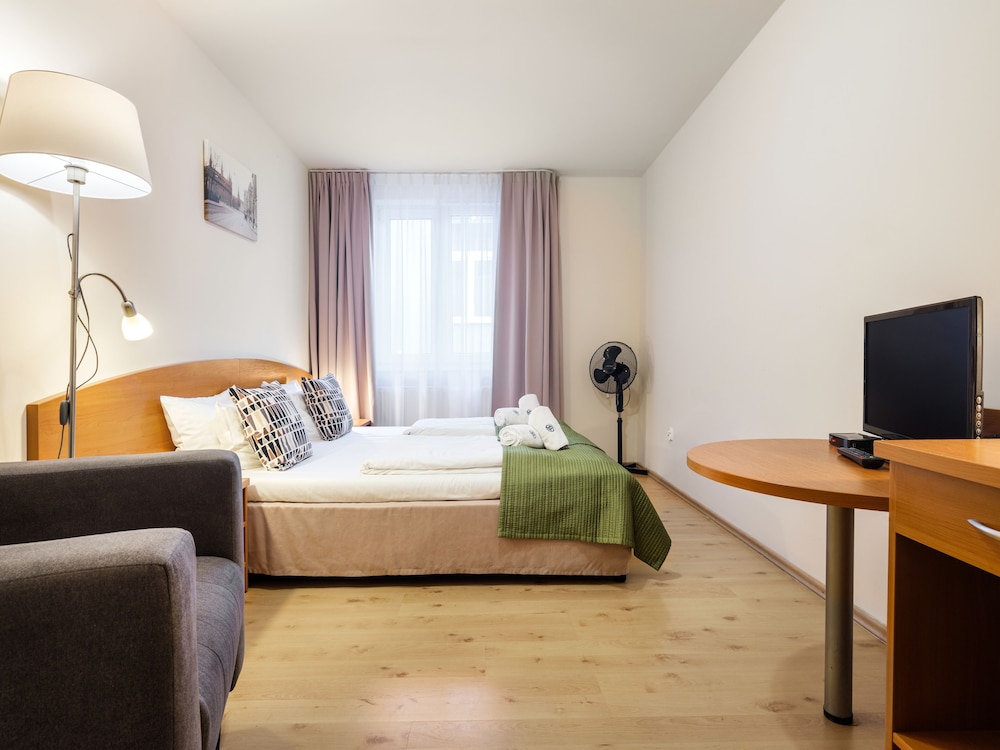 Deluxe Room, 1 Queen Bed photo 3