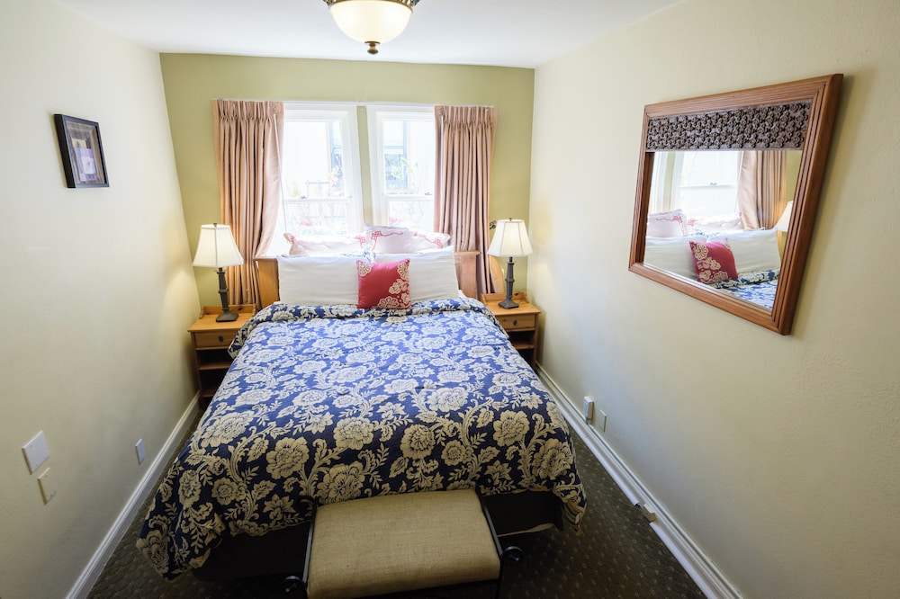 Queen Suite Two Bedrooms with Courtyard View