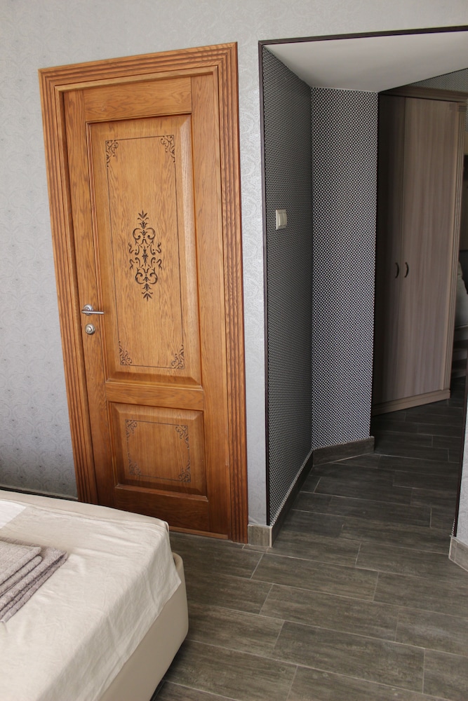Deluxe Triple Room, 1 King Bed With Sofa Bed, Mountain View photo 2