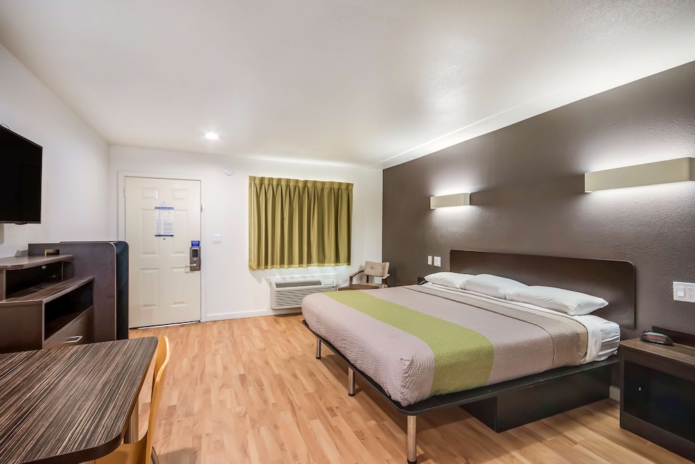 Deluxe Room, 1 King Bed, Accessible, Non Smoking photo 2