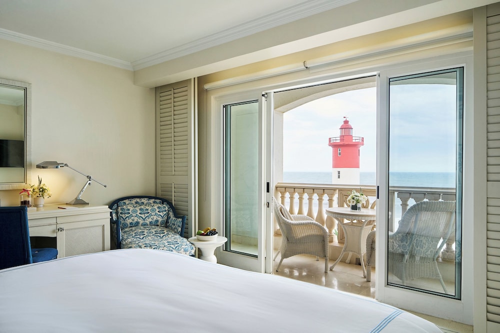 Luxury Sea Facing Room (King/Twin) - Photo 9