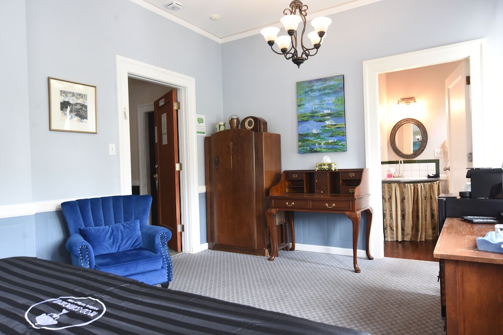 Deluxe Room, 1 King Bed, Refrigerator, City View photo 1
