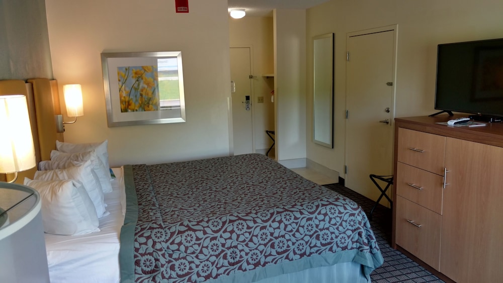 Room, 1 King Bed, Accessible, Non Smoking - Photo 11