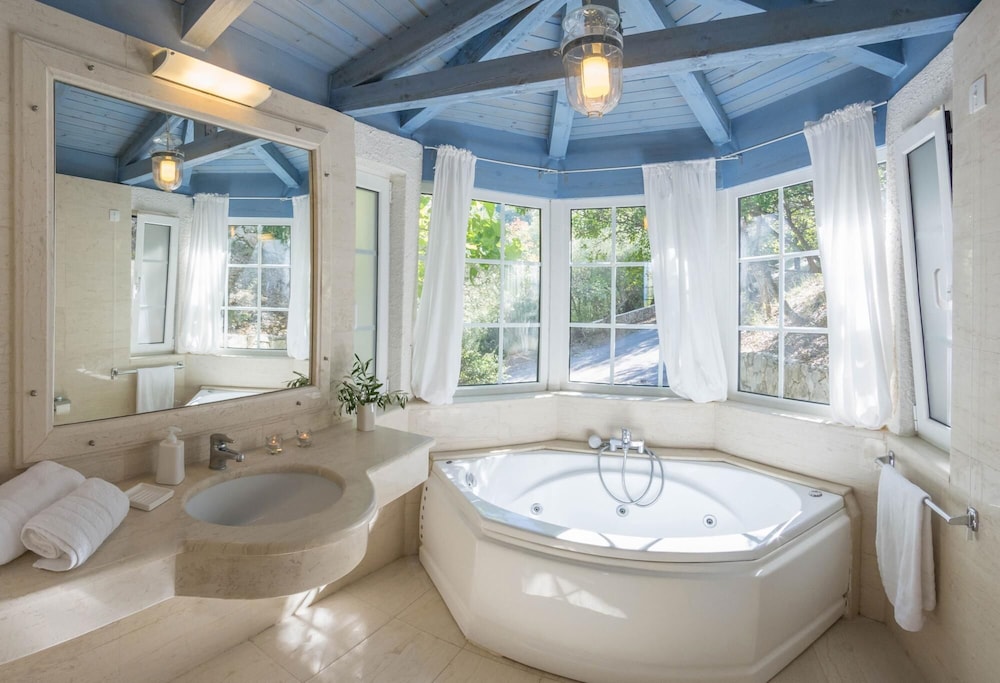 Villa, Smoking photo 2