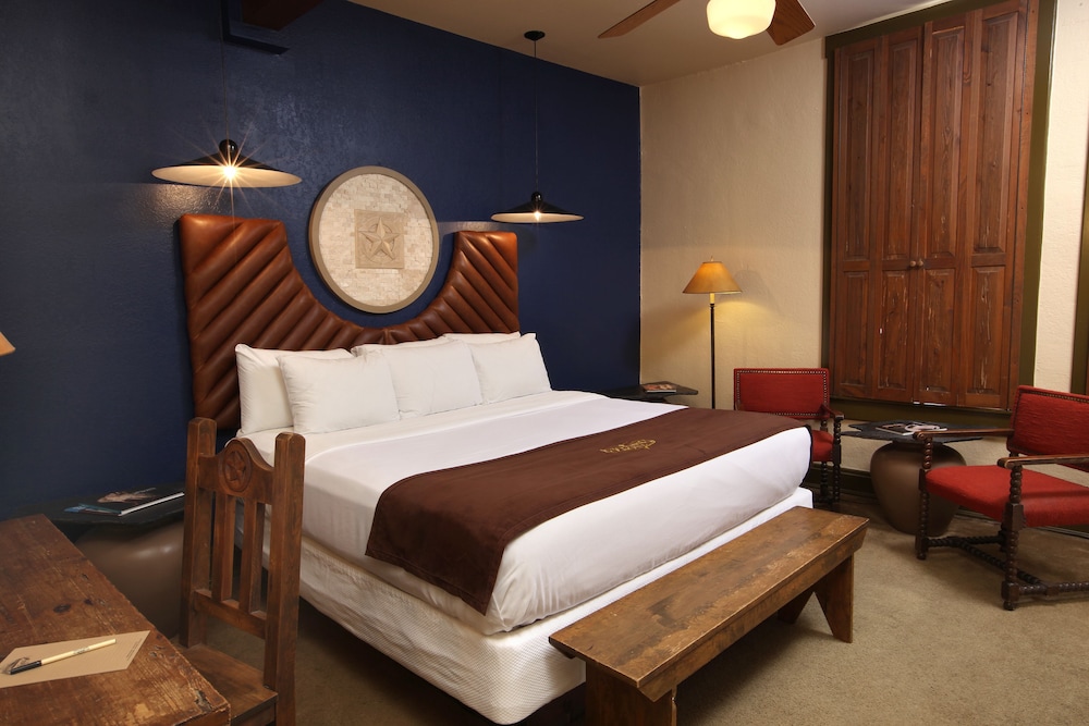 Standard Room, 1 King Bed photo 2
