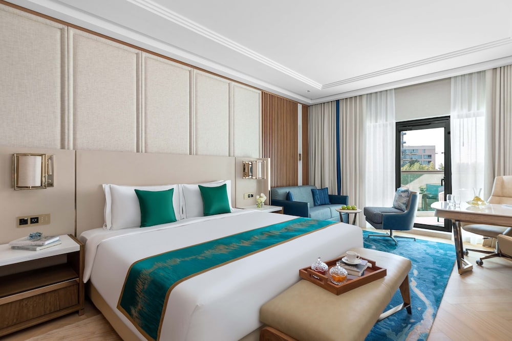 Luxury Family Room King Bed with Sofa Bed