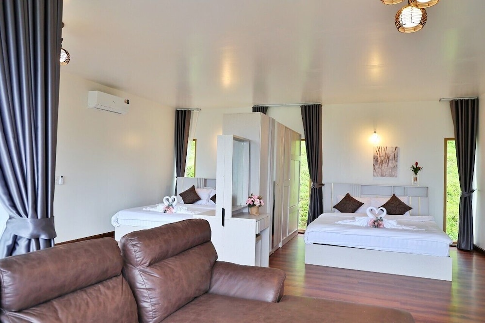 Grand Room, 2 Bedrooms, Bathtub, Mountain View photo 2