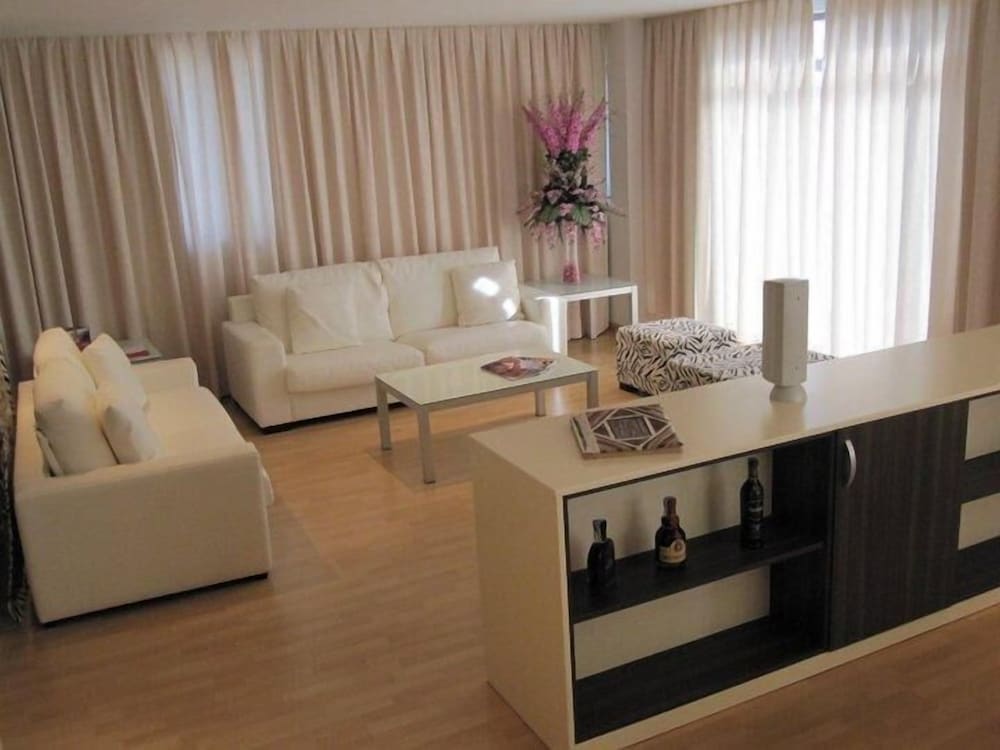 Suite - Photo 1