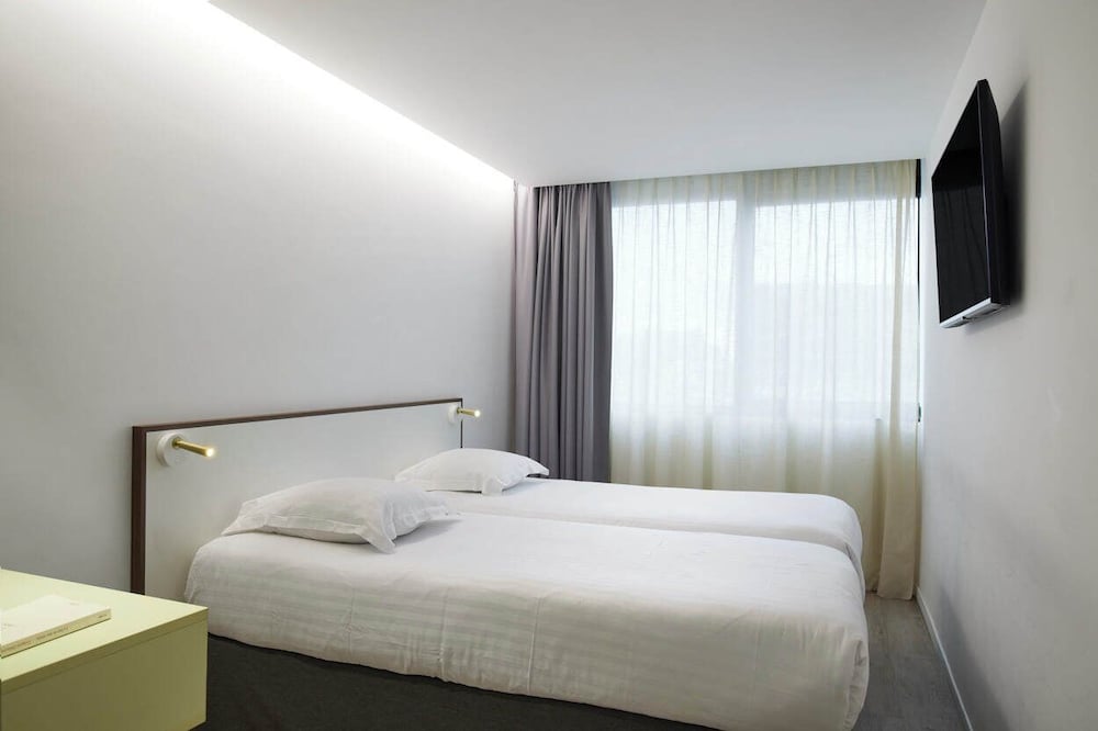 Standard Twin Room - Photo 7