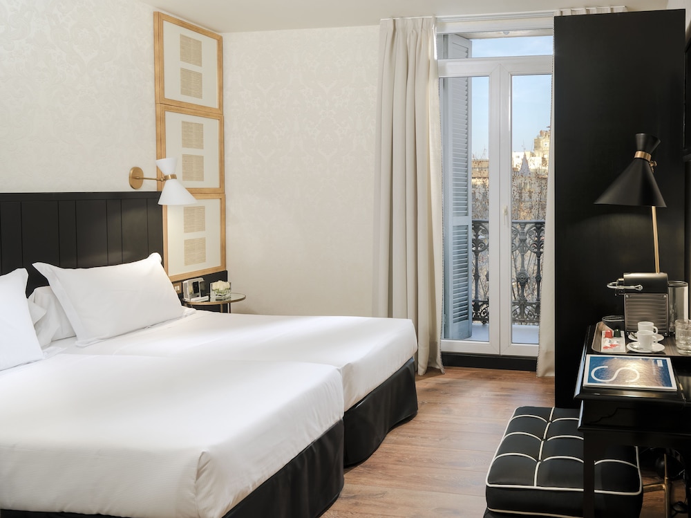 Double Room, Balcony (Plaza Cataluña View)