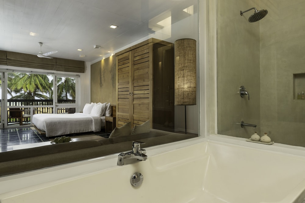 Deluxe Double Room with Sea View - Photo 3