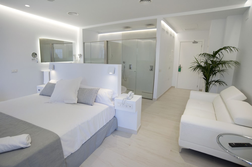 Junior Suite, 1 Queen Bed, Hot Tub, City View photo 2