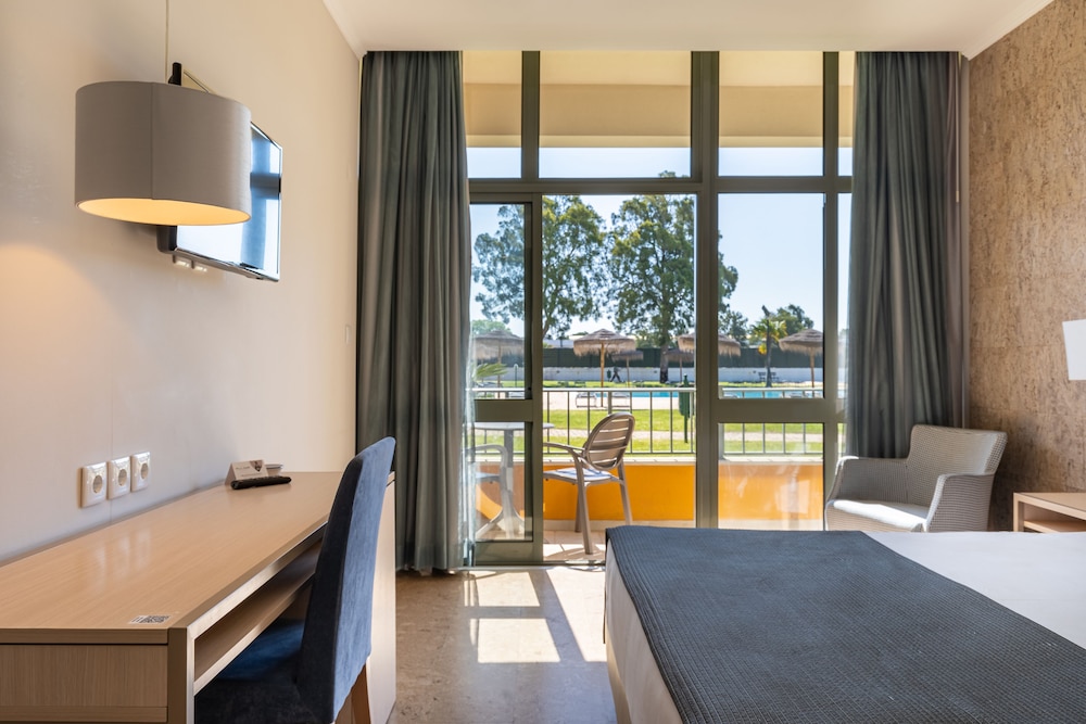 Double Room, Pool View - Photo 2