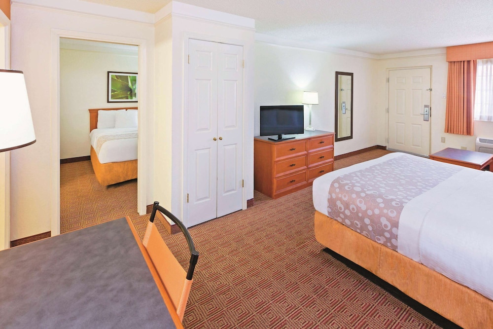 Deluxe Suite, Multiple Beds, Non Smoking (Deluxe Family Suite)