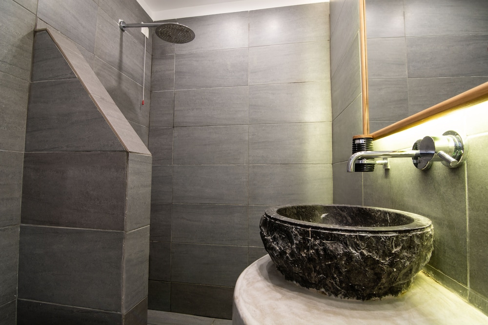 Deluxe Suite with plunge pool and sea view - Photo 20