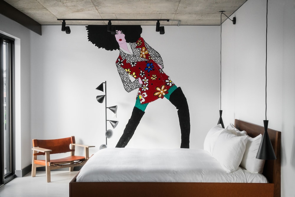 Suite, 1 King Bed (Innovator)
