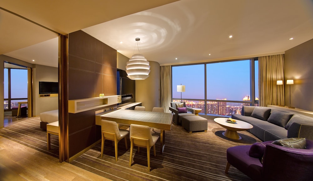 Regency Executive Suite photo 1