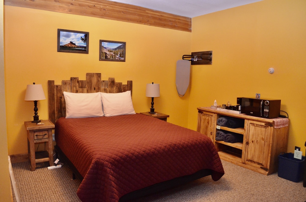 Deluxe Room, 1 King Bed, Kitchenette, Mountain View (1st Floor)