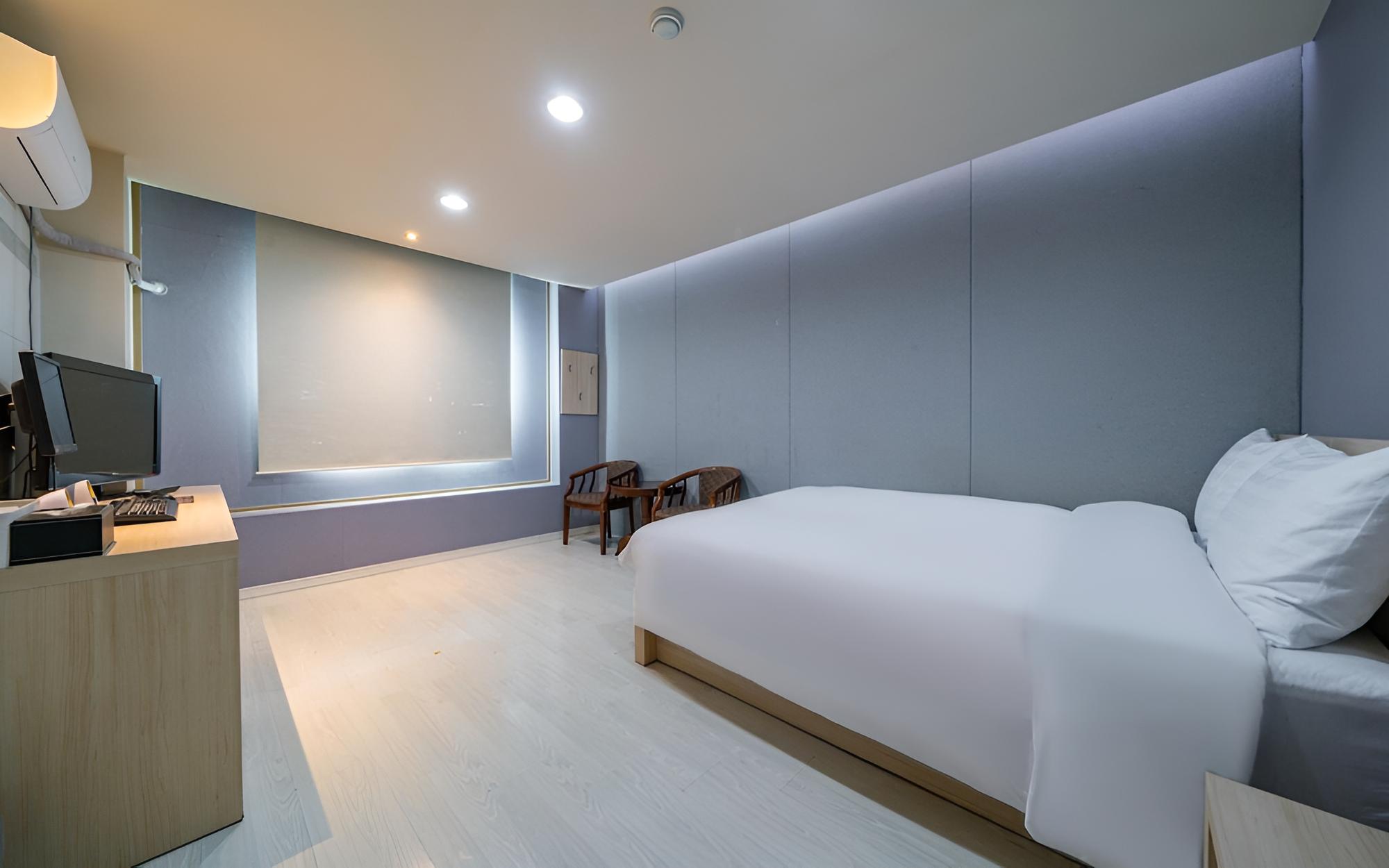 Room (Standard room (OTT Available)) - Photo 8