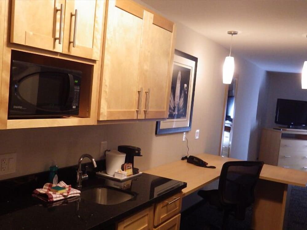 Deluxe Room, 1 King Bed, Kitchen photo 3