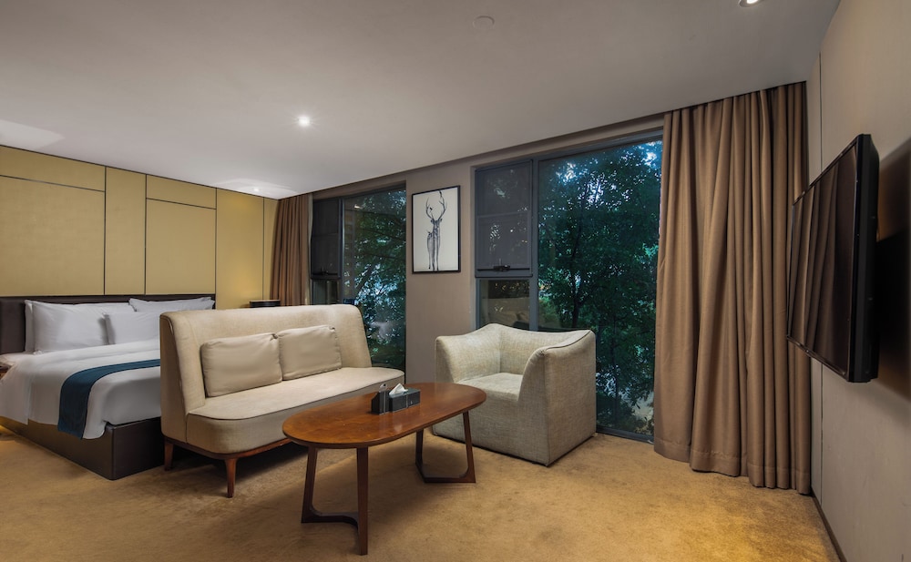 Business Studio Suite, Hill View