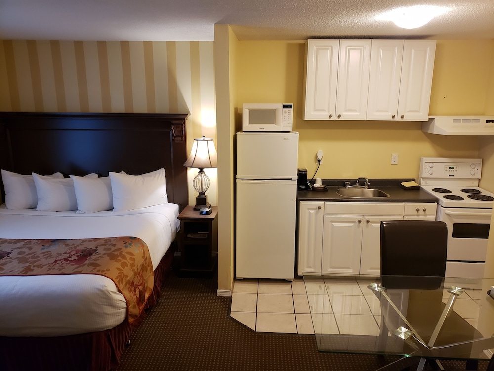 Room, Multiple Beds, Kitchen - Photo 1