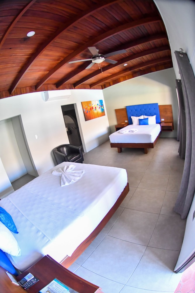 Classic Room, Private Bathroom, Poolside