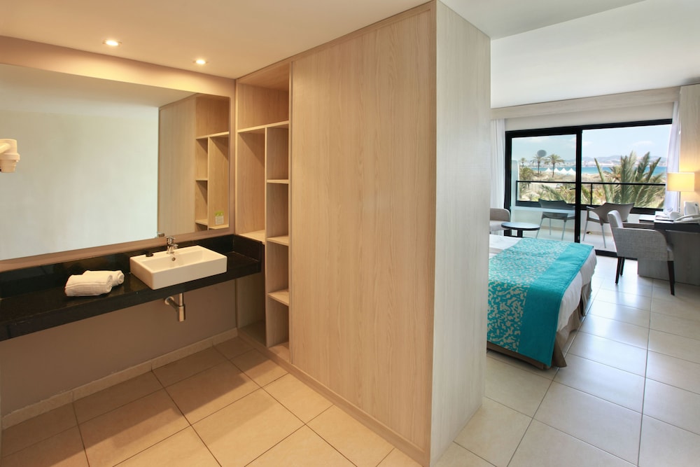 Double Room (2 Adults + 2 Children)