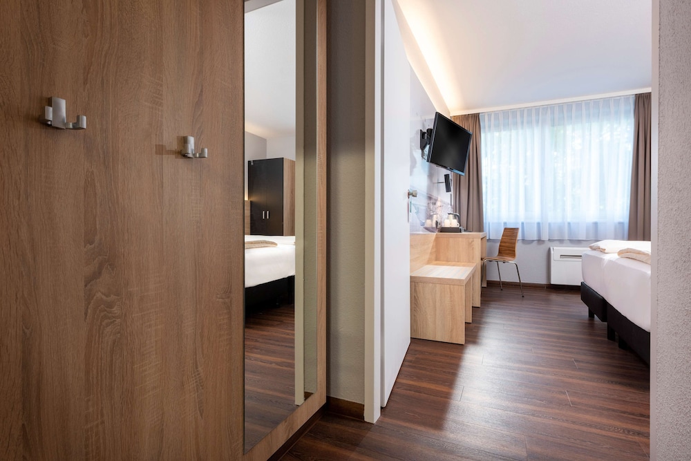 Standard Room, 1 Queen Bed (Business) - Photo 5