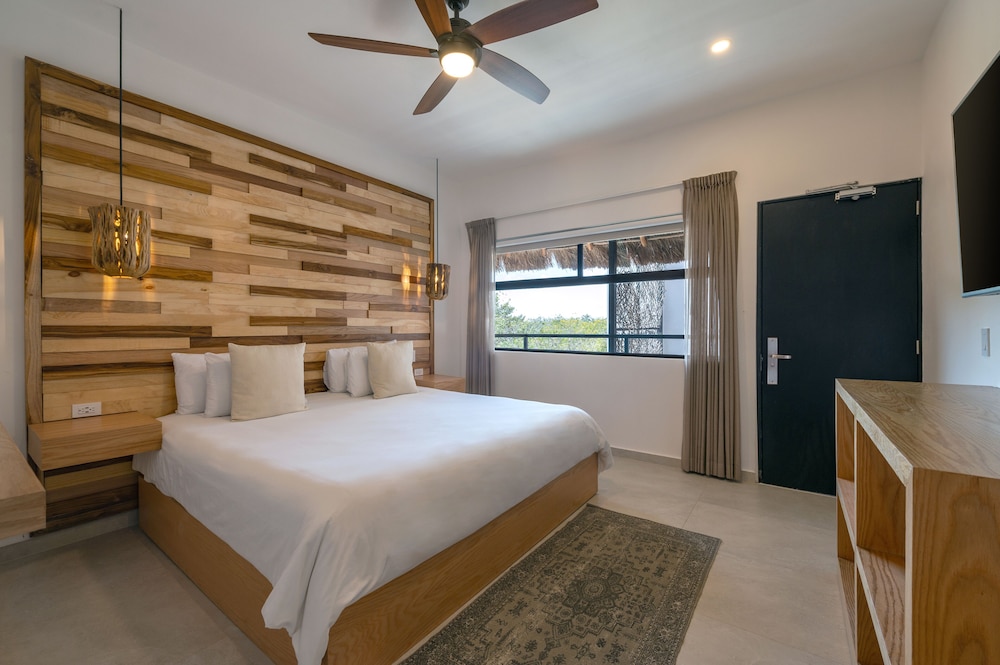 Superior Room, 1 King Bed photo 3