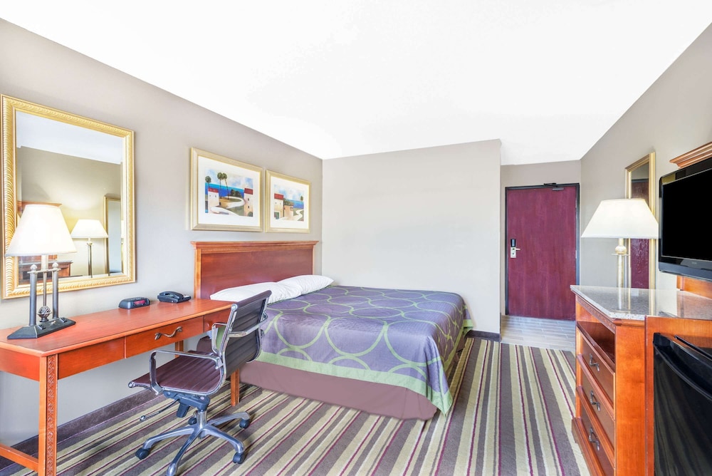 Standard Room, 1 King Bed, Non Smoking - Photo 2