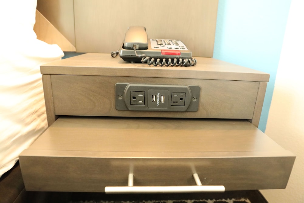 Deluxe Room, 1 King Bed, Non Smoking - Photo 2