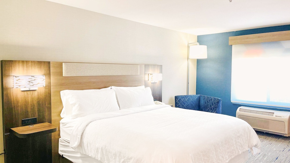 Suite, 1 King Bed - Photo 2