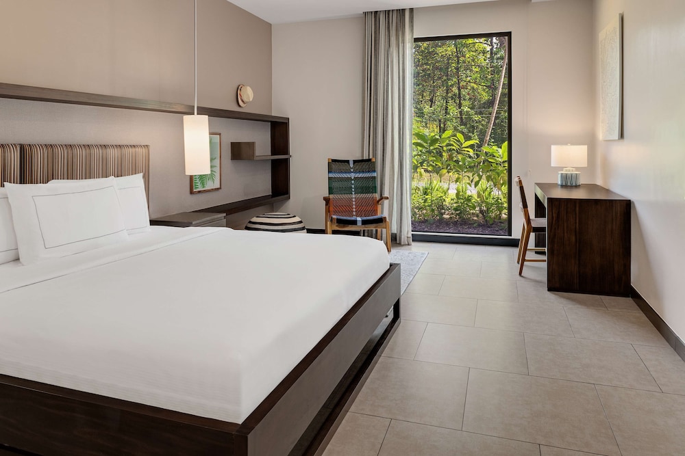 Suite, 3 Bedrooms, Garden View - Photo 3