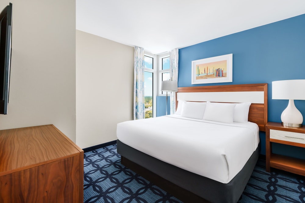 Studio, 1 King Bed (Roll-In Shower), Oceanfront photo 1
