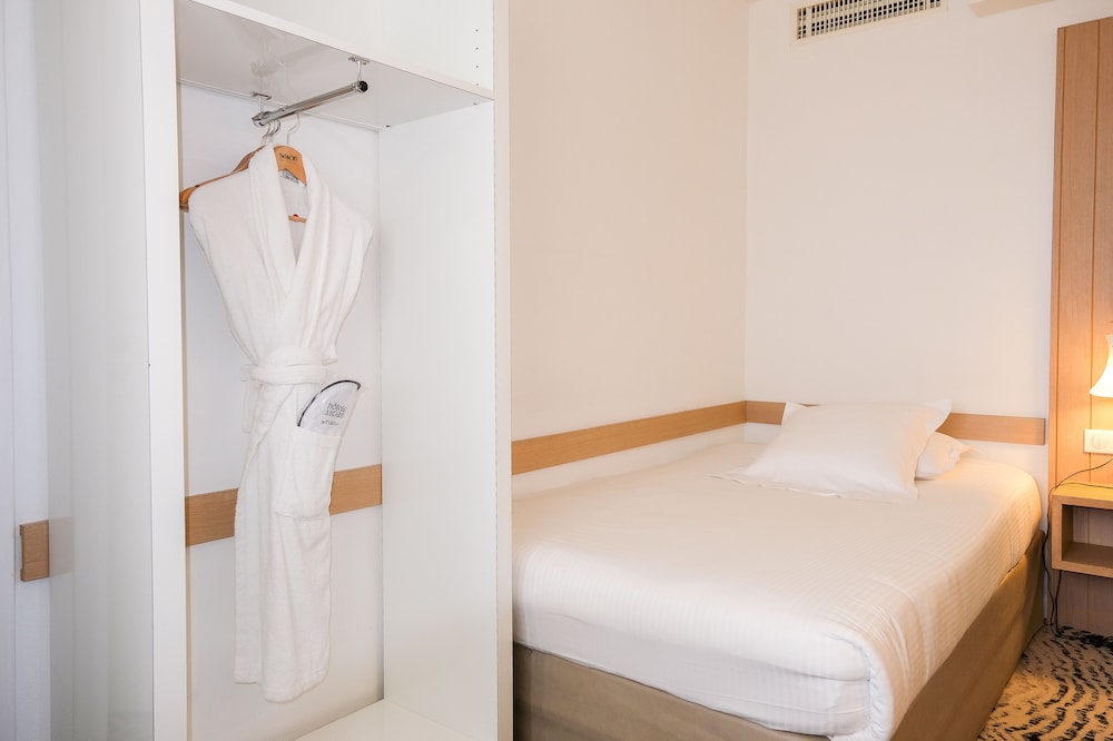 Superior Single Room, Pool Access photo 3