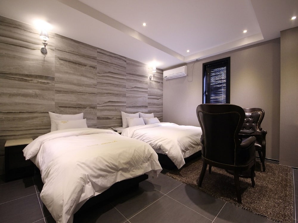 Premium Family Room (Interior Design of a Room is Randomly Assigned Upon Check-in) photo 2