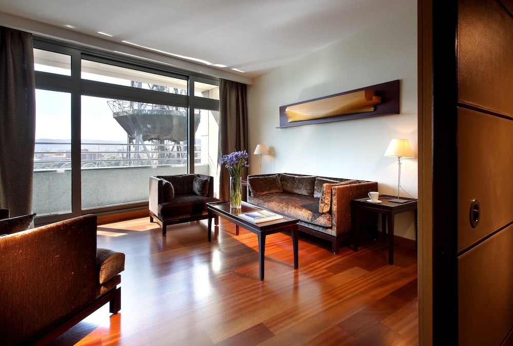 Suite, City View thumbnail 5