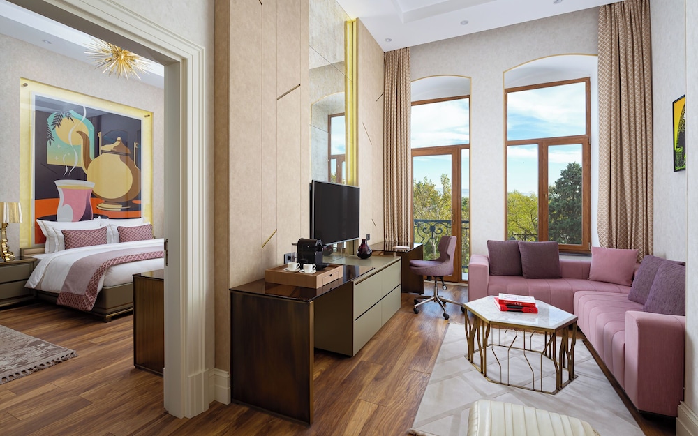 Executive Suite with Balcony - Photo 1