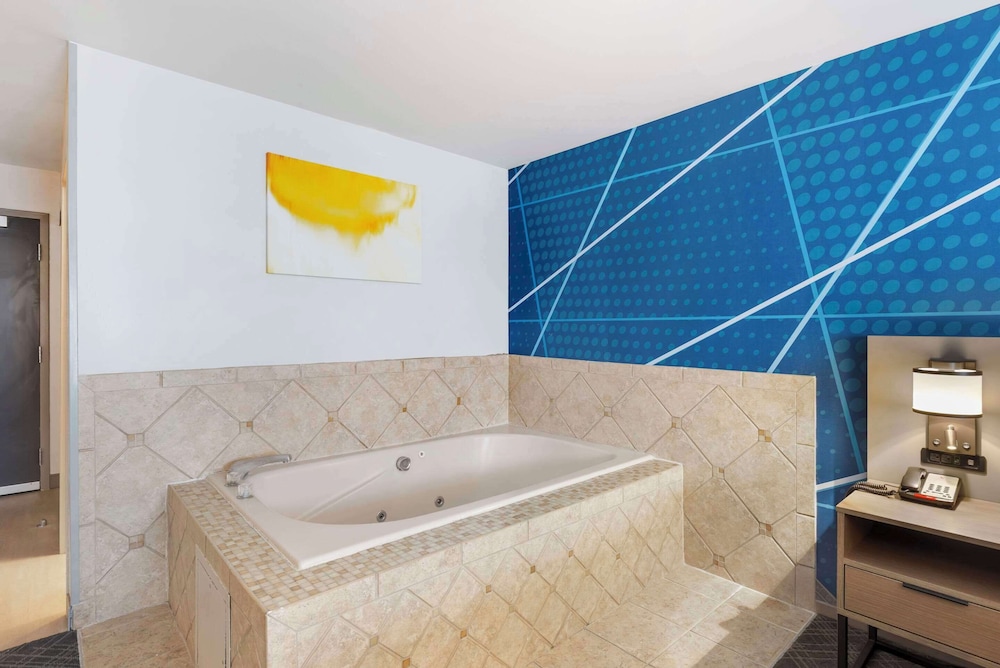 Room, 1 Queen Bed, Non Smoking, Jetted Tub (Upgrade) photo 2