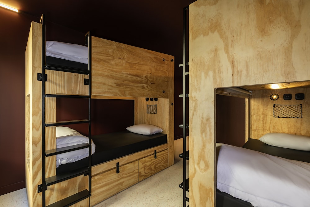 Chambre pour 4 personnes avec salle de bains privée photo 1