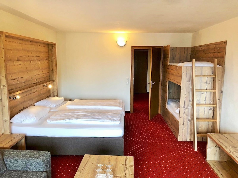 Family Double Room, Multiple Beds, Non Smoking, Mountain View photo 1