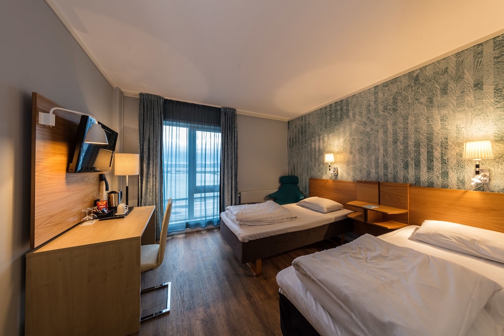 Single Room, 2 Twin Beds, Partial Ocean View photo 3
