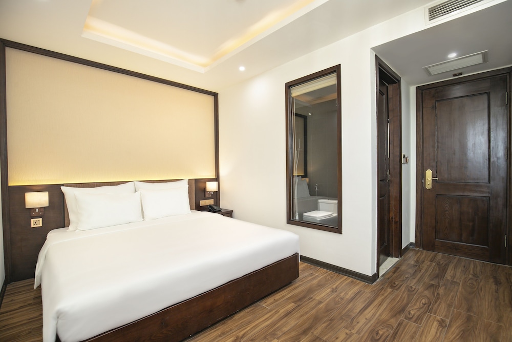 Deluxe Double Room, 1 King Bed, Partial Sea View - Photo 3
