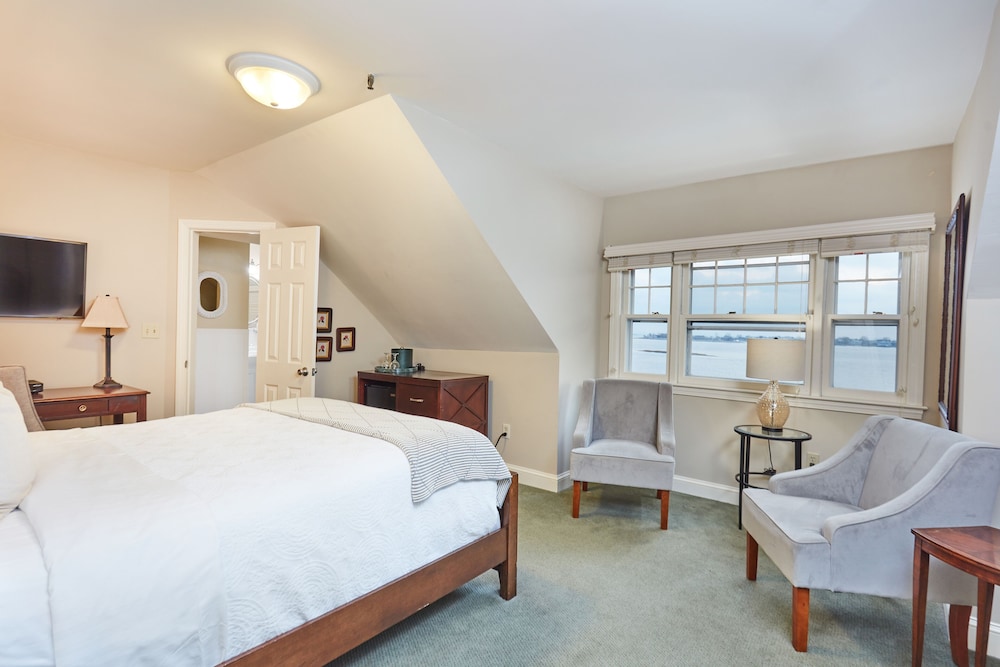 Deluxe Room, 1 Queen Bed, Non Smoking, River View photo 2