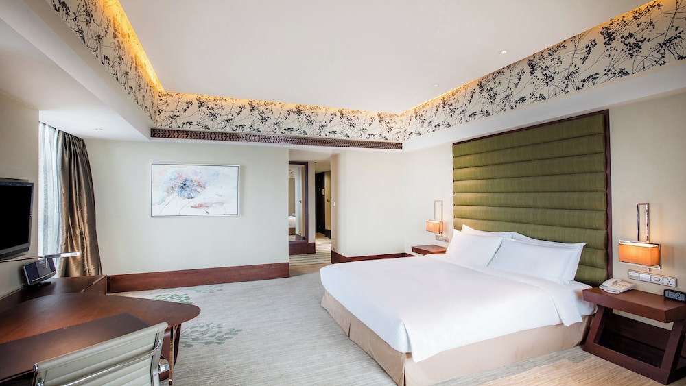 Premium Room, 1 King Bed, Smoking, Corner - Photo 1