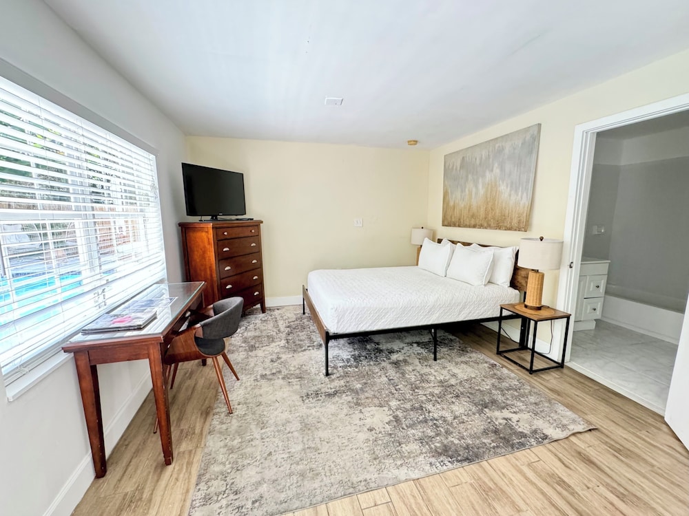 Poolside Paradise - Queen Bed - B2
