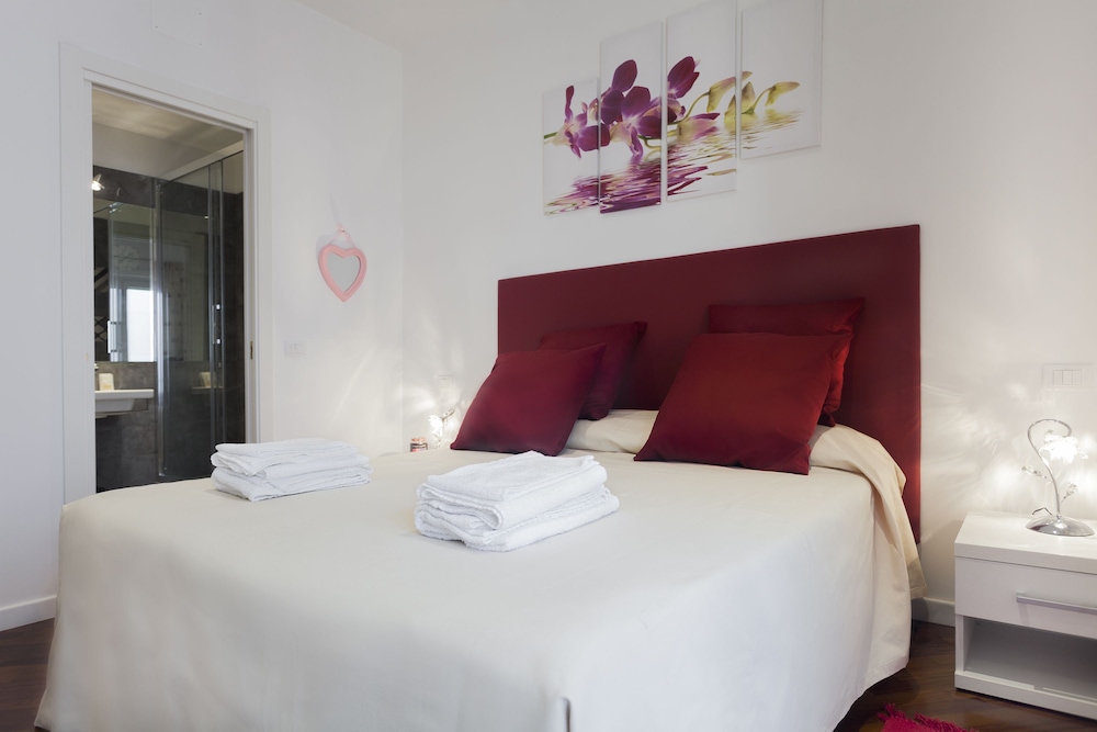Cream and Red room (Alessia) photo 2