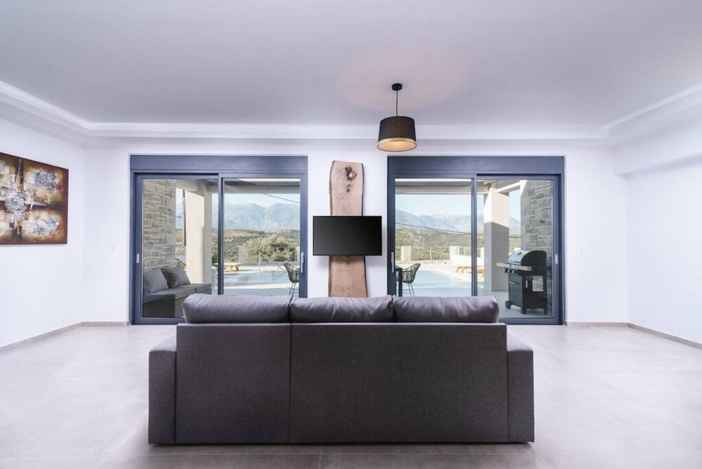 Villa, Smoking photo 1