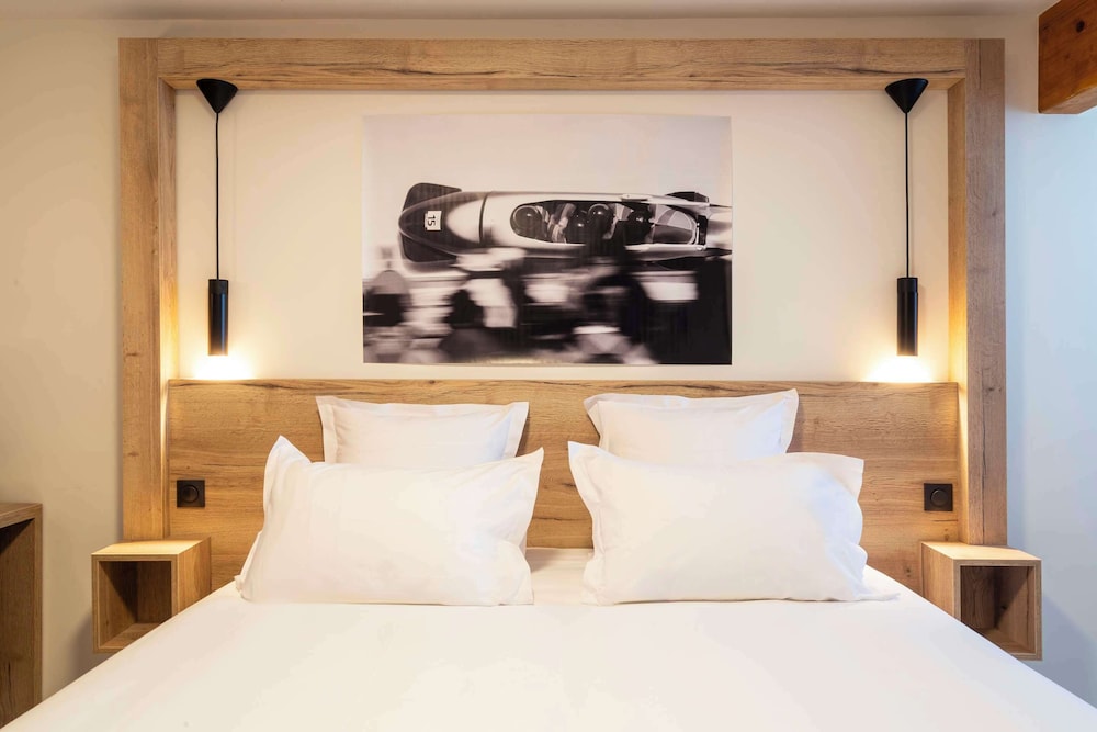 Standard Room, 1 Queen Bed, Non Smoking (Shower Only) - Photo 4